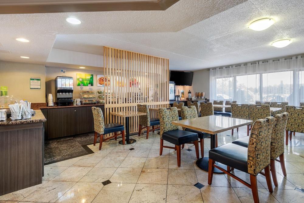 Quality & 5585 Ambler Drive Ontario Hotel Mississauga