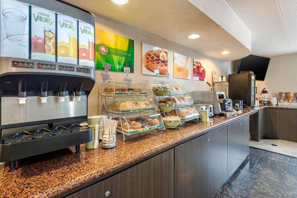 Hotel Quality & 5585 Ambler Drive Ontario 3*