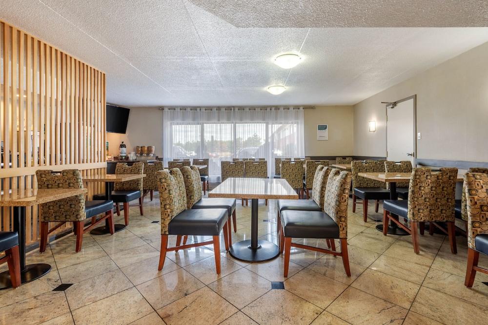 Hotel Quality & 5585 Ambler Drive Ontario 3*