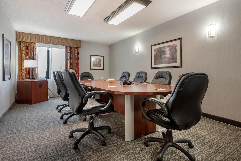 Hotel Quality & 5585 Ambler Drive Ontario