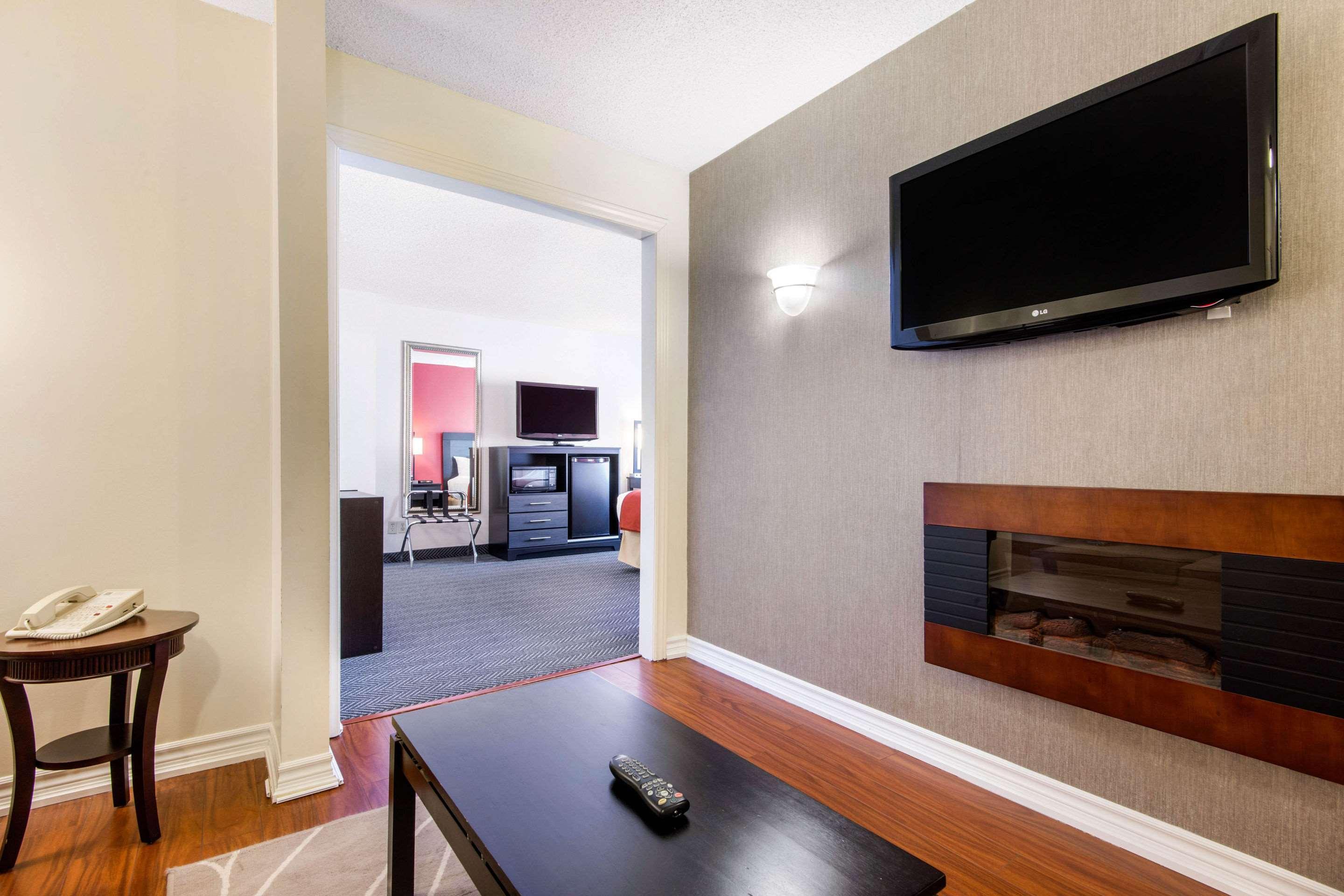 Quality & 5585 Ambler Drive Ontario Hotel 3*