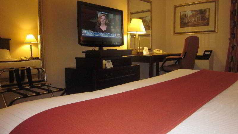 Quality & 5585 Ambler Drive Ontario Hotel 3*