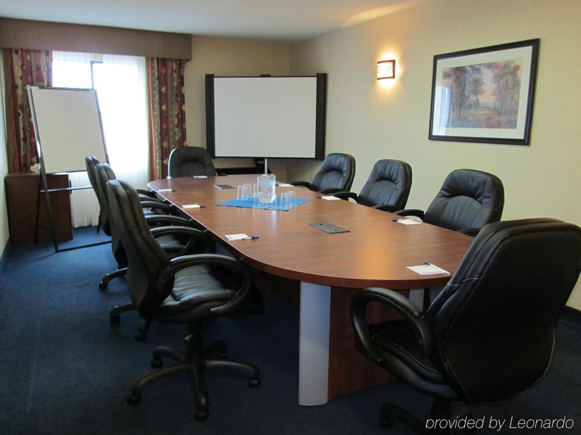 Hotel Quality & 5585 Ambler Drive Ontario 3*