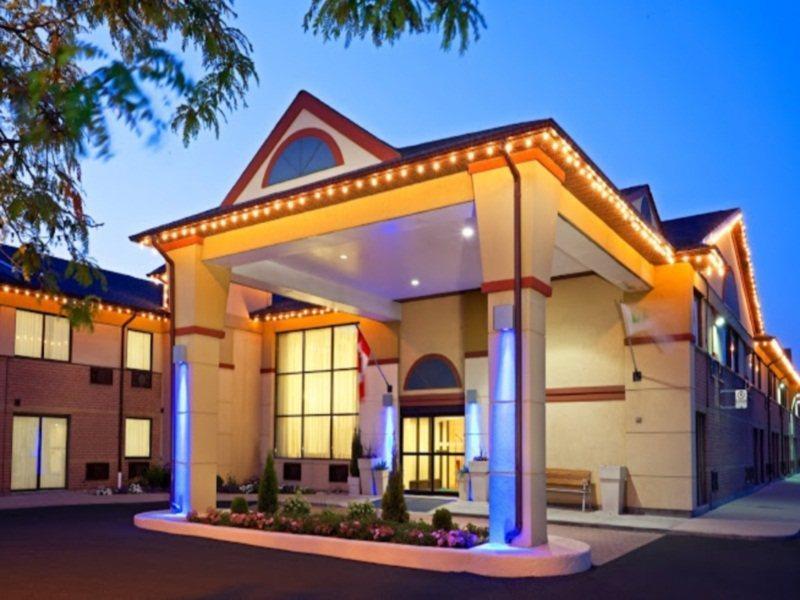 Hotel Quality & 5585 Ambler Drive Ontario 3*