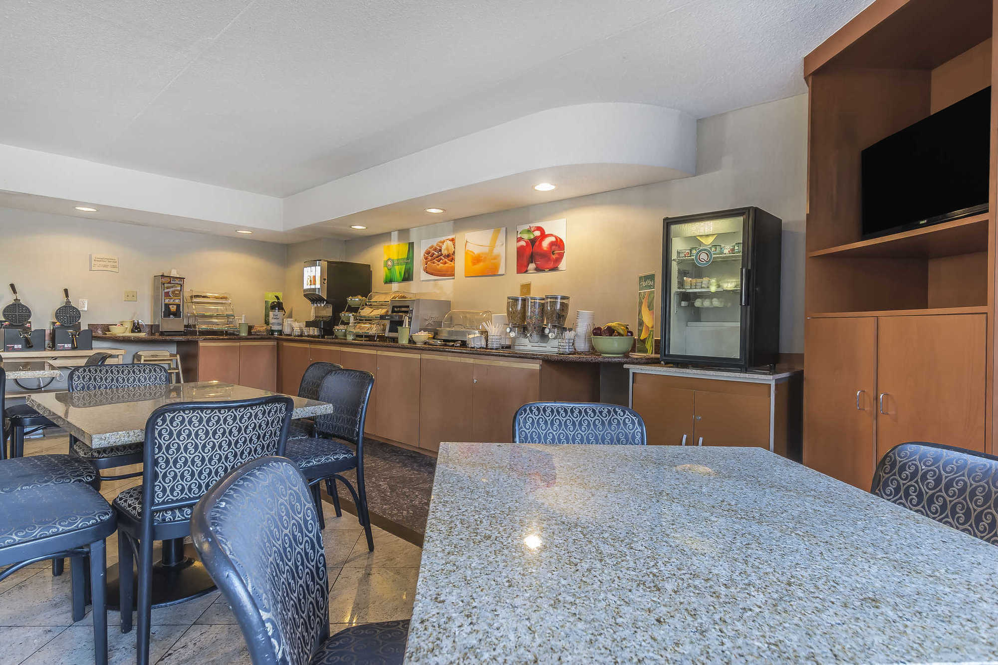 Quality & 5585 Ambler Drive Ontario Hotel 3*