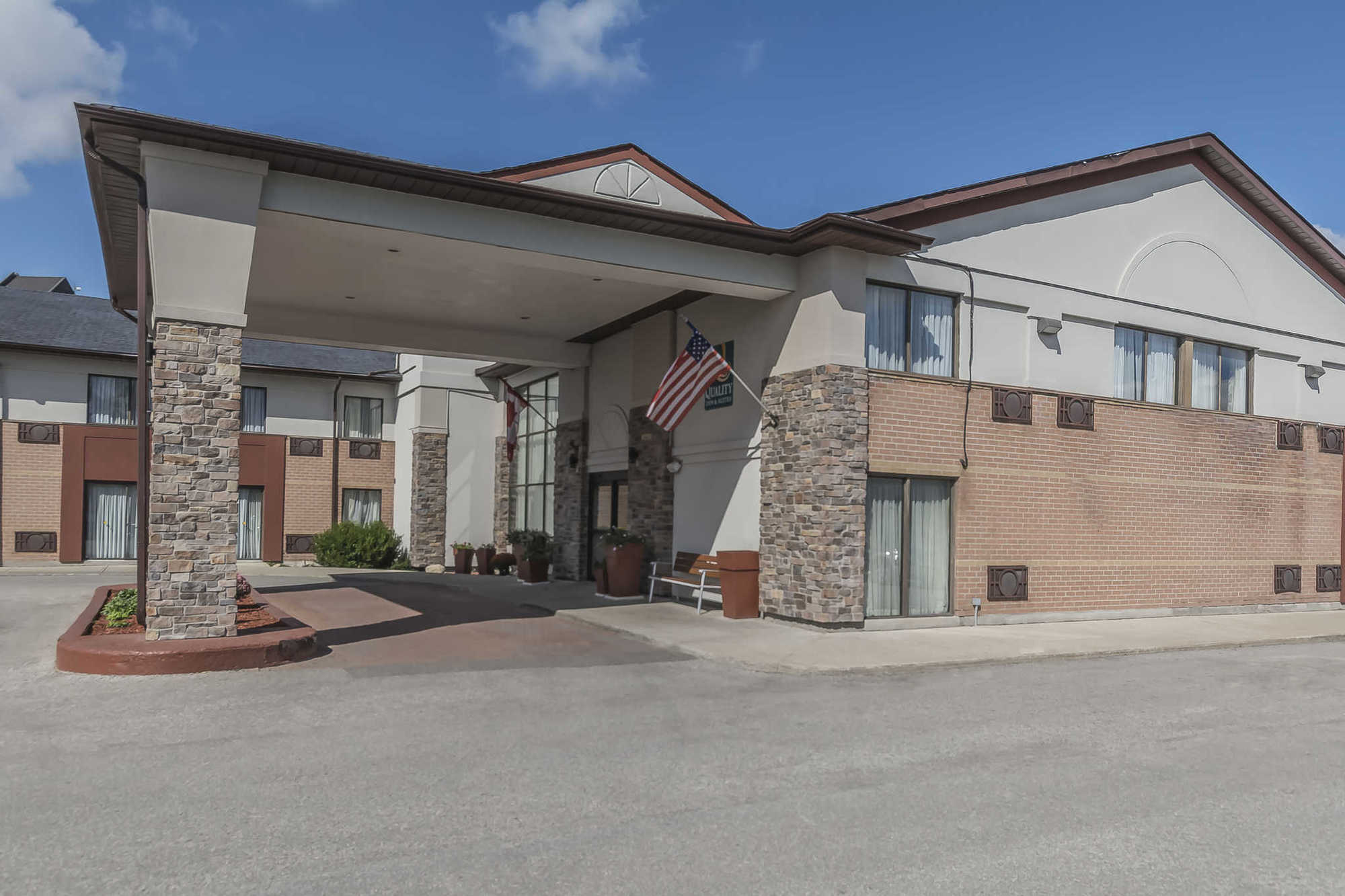Quality & 5585 Ambler Drive Ontario 3*