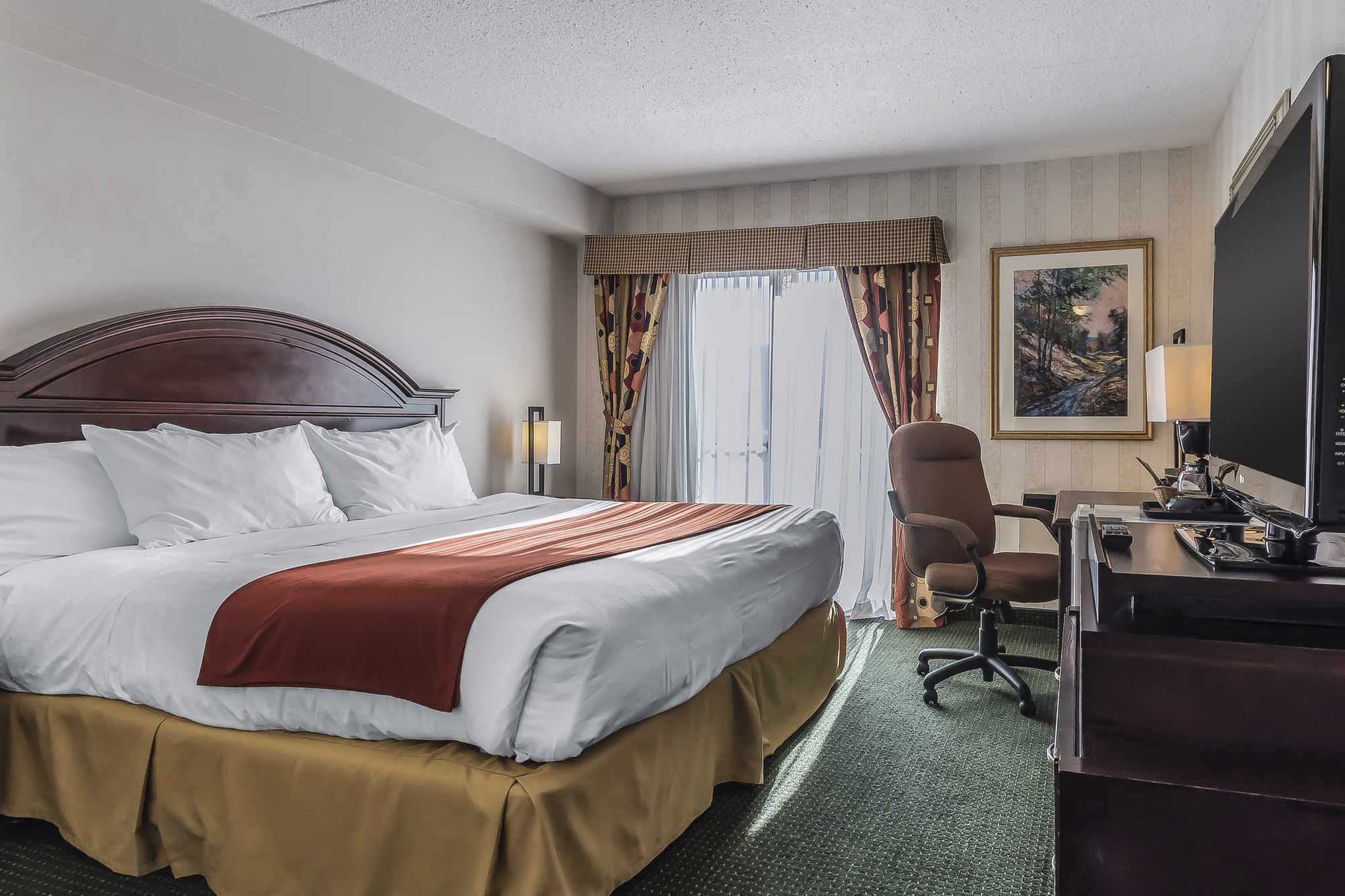 Quality & 5585 Ambler Drive Ontario 3*