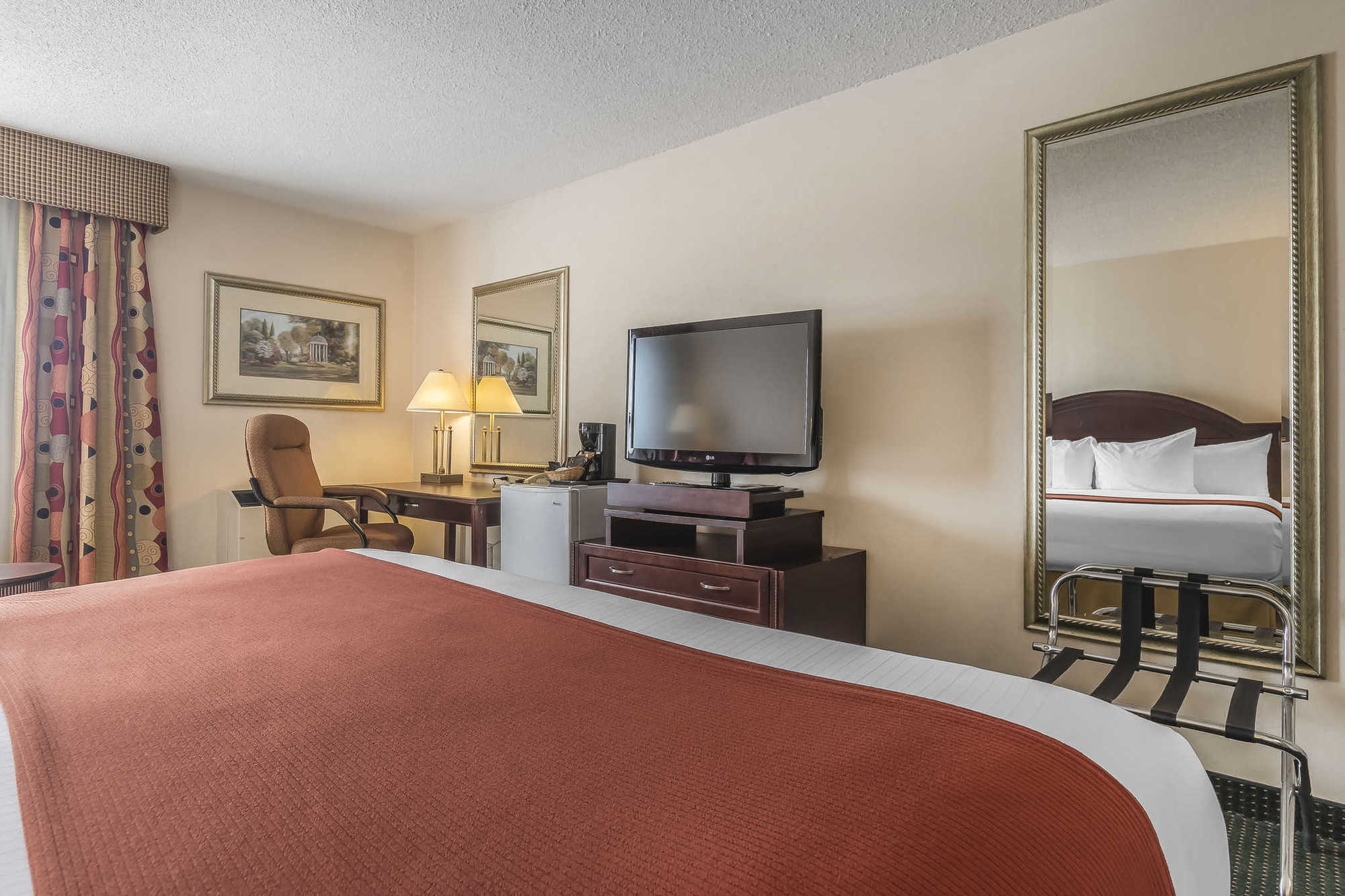Quality & 5585 Ambler Drive Ontario Hotel 3*