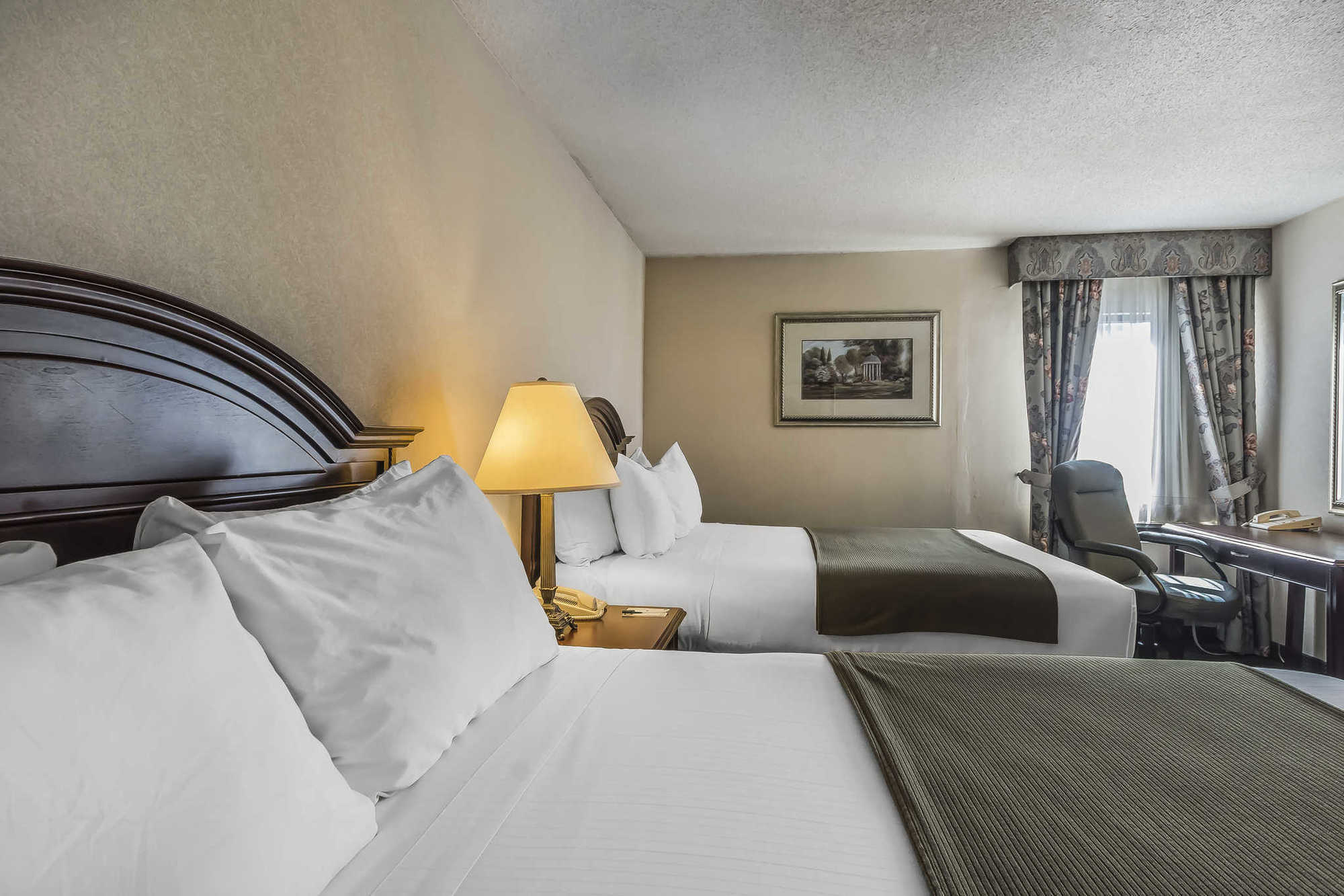 Quality & 5585 Ambler Drive Ontario 3*