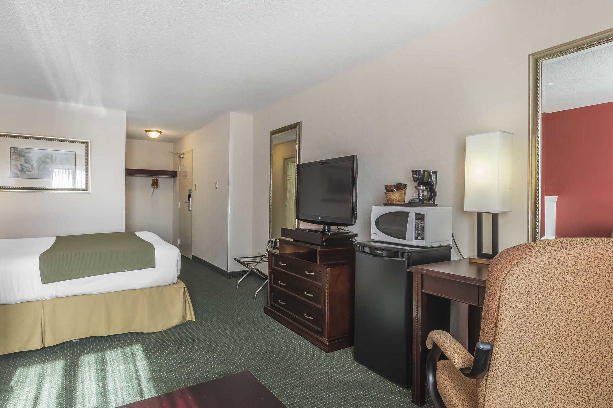 Quality & 5585 Ambler Drive Ontario Hotel 3*