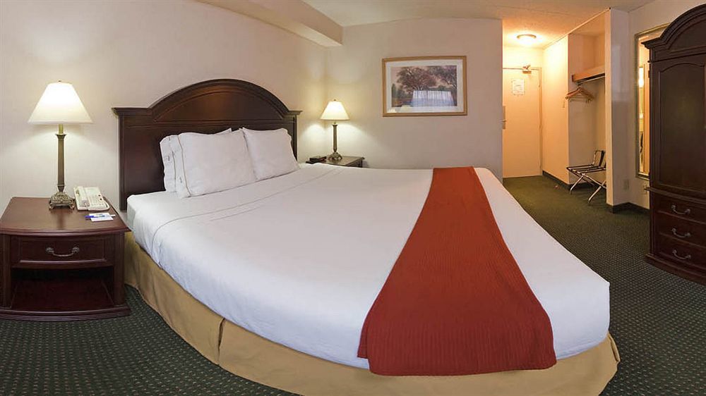 Quality & 5585 Ambler Drive Ontario Hotel