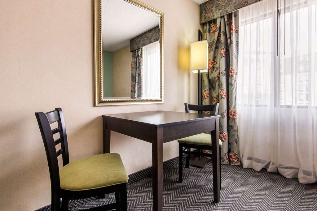 Hotel Quality & 5585 Ambler Drive Ontario 3*