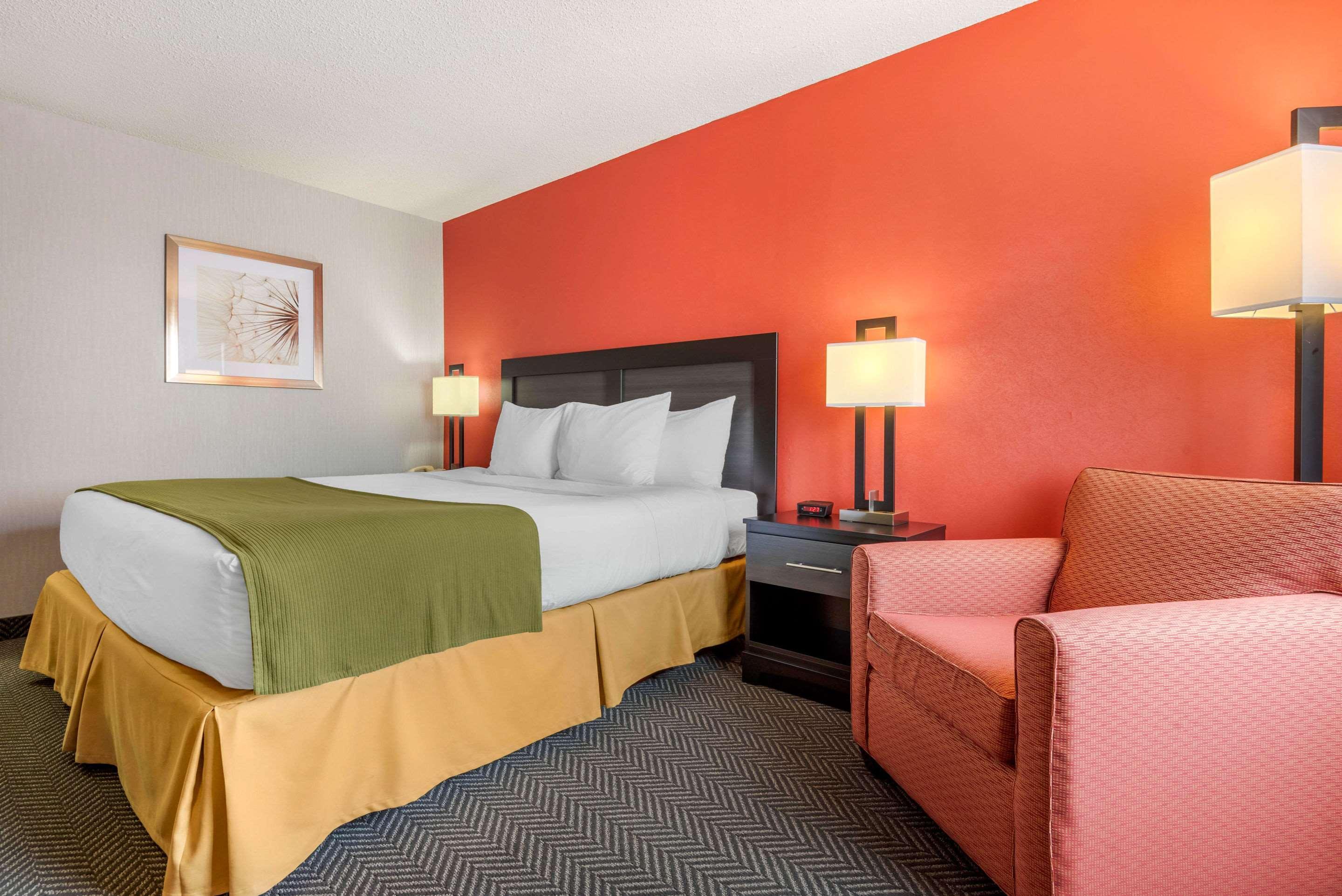 Hotel Quality & 5585 Ambler Drive Ontario 3*