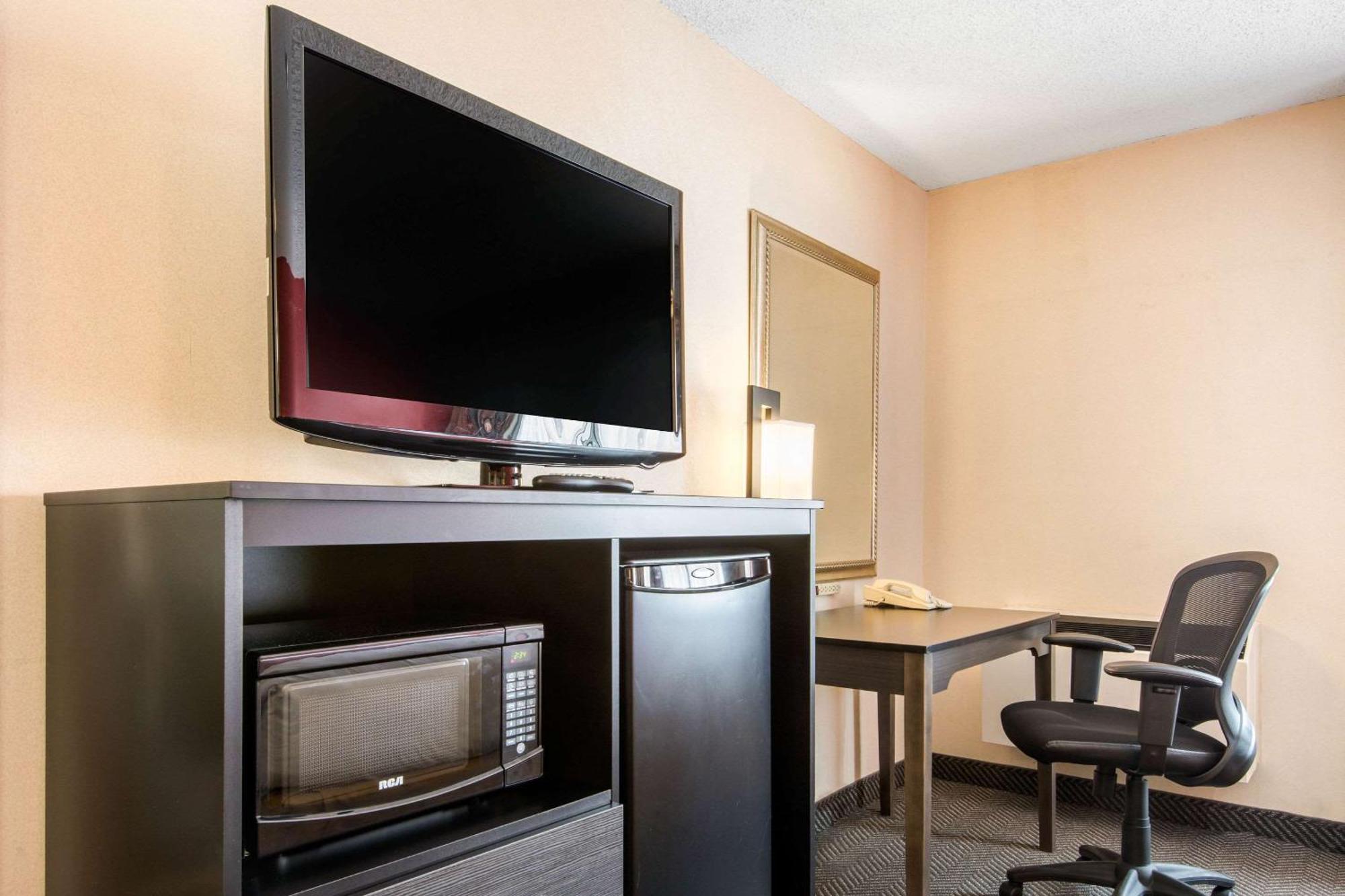 Hotel Quality & 5585 Ambler Drive Ontario Mississauga