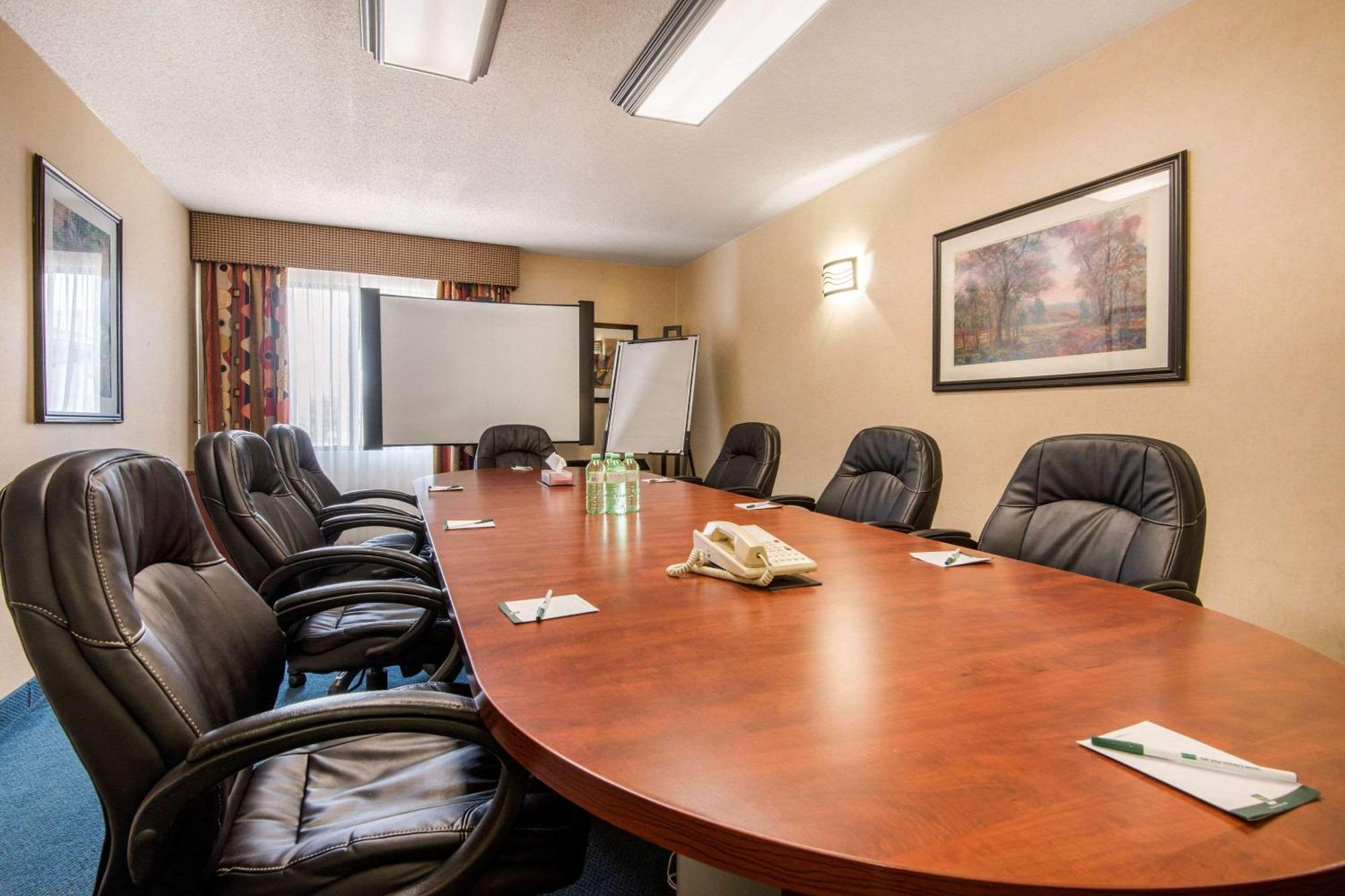Hotel Quality & 5585 Ambler Drive Ontario
