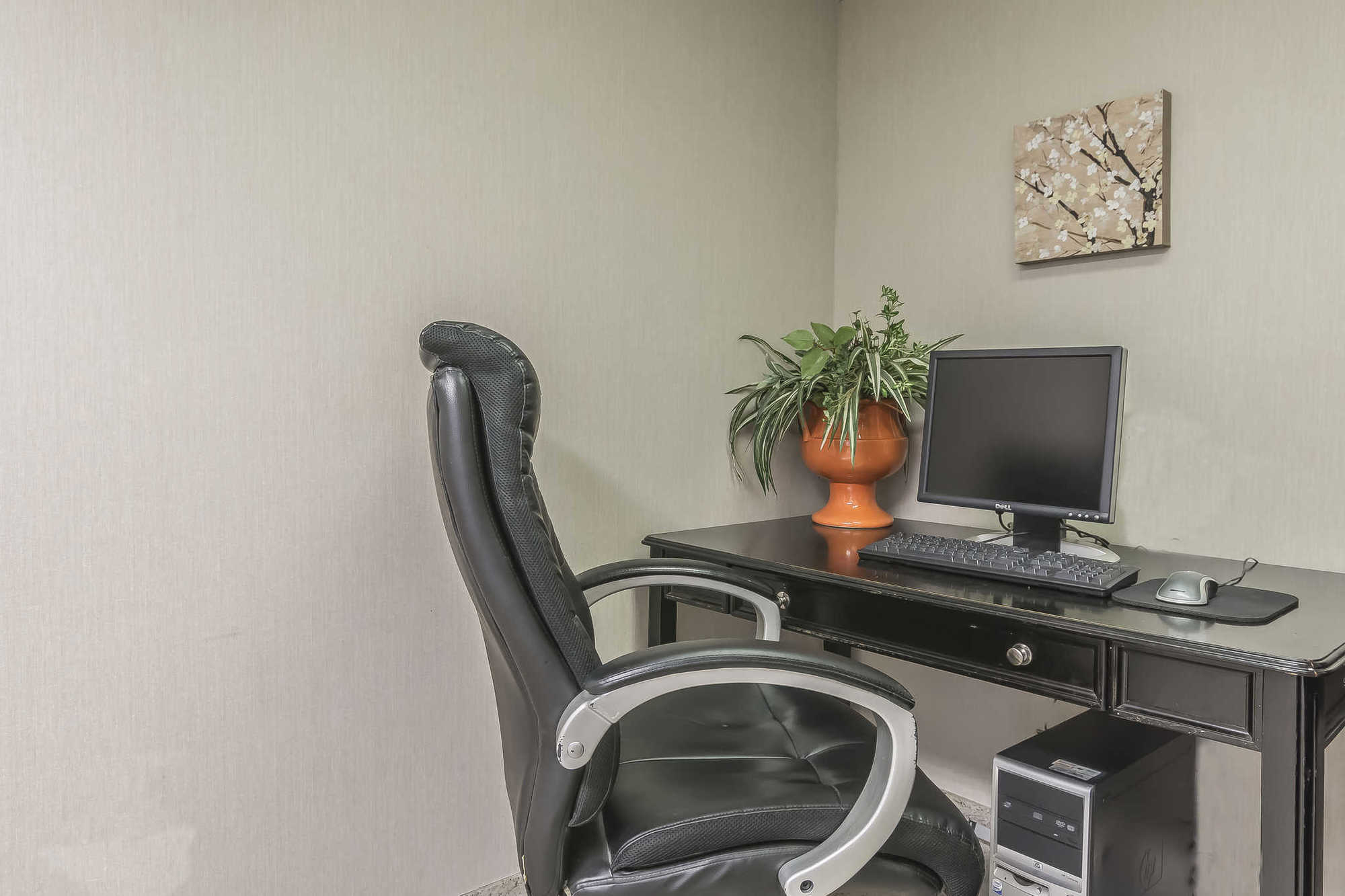 Quality & 5585 Ambler Drive Ontario 3*