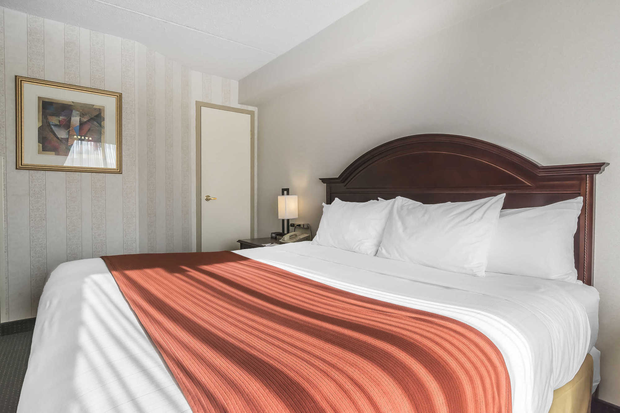 Quality & 5585 Ambler Drive Ontario Hotel