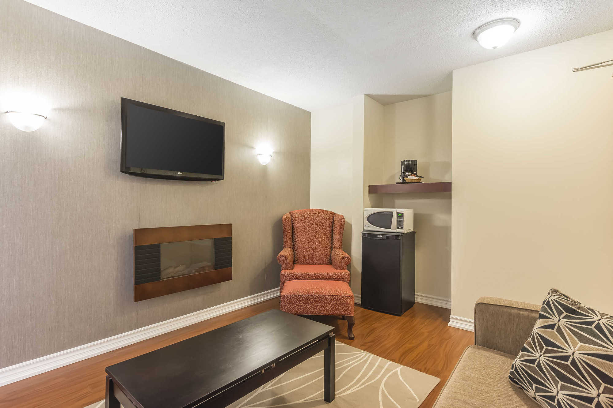 Quality & 5585 Ambler Drive Ontario Hotel