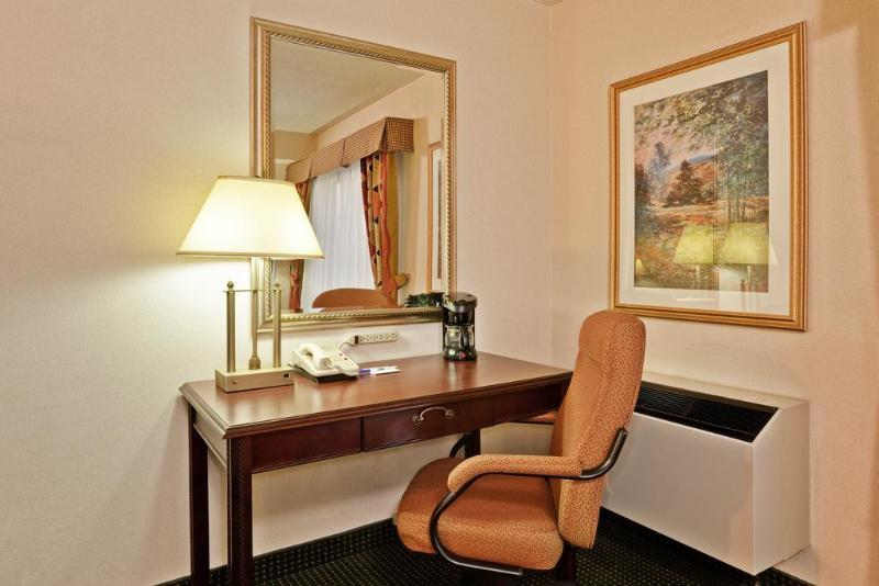 Quality & 5585 Ambler Drive Ontario Hotel