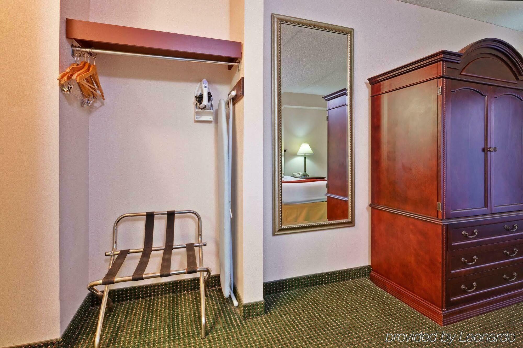 Quality & 5585 Ambler Drive Ontario Hotel Mississauga