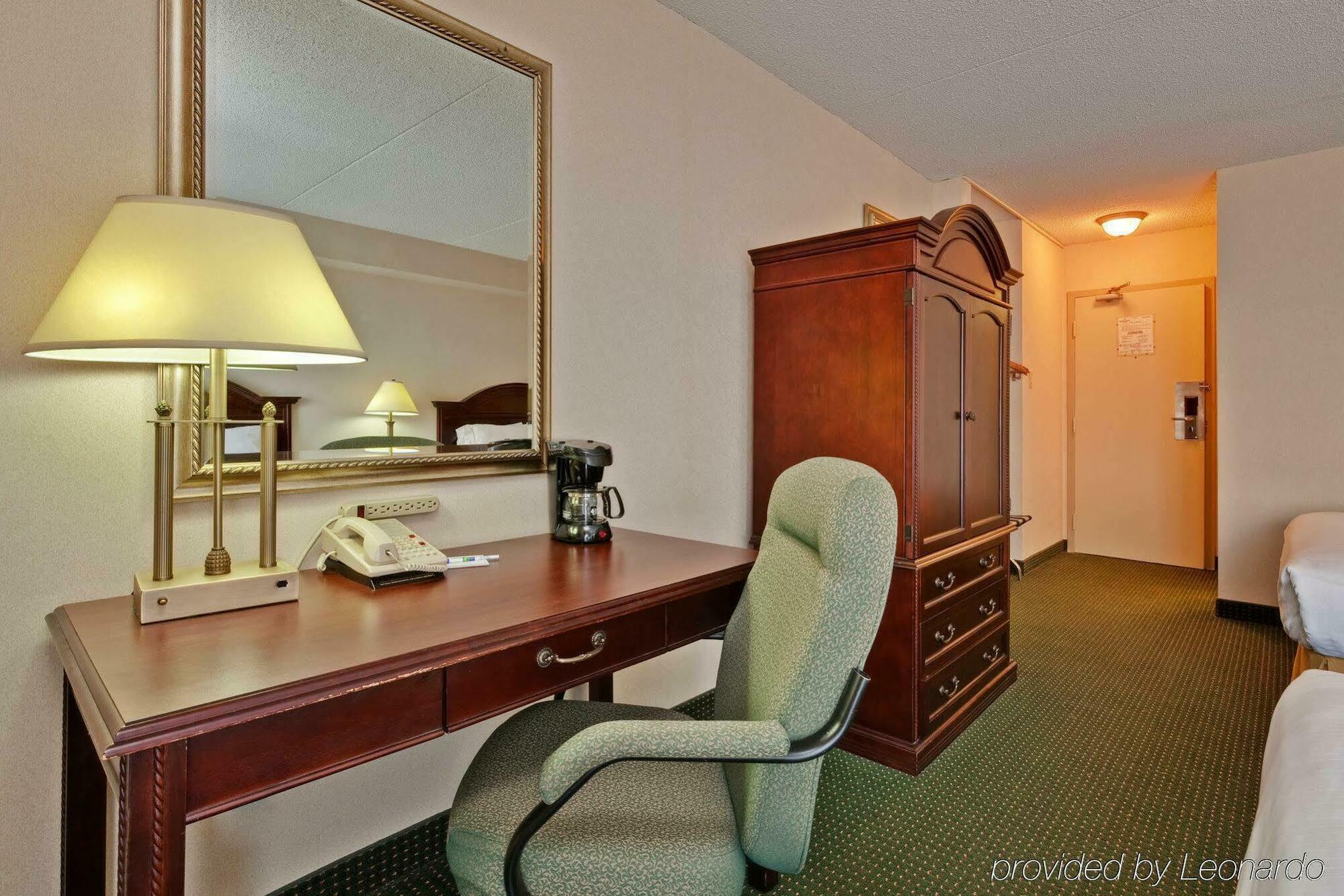 Quality & 5585 Ambler Drive Ontario Hotel